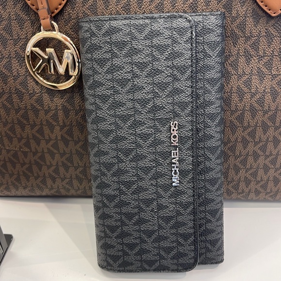 Michael Kors Jet Set Large Signature Logo Tri-Fold Wallet
Black 
NWT - Picture 7 of 16